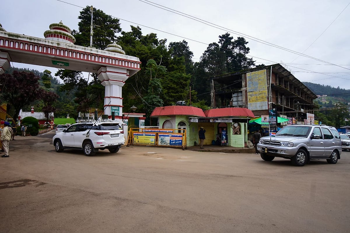 Murmu: சட்டென மாறிய வானிலை; சாலை மார்க்கமாக வந்த வான்படை; பாதுகாப்பாக ஊட்டி சென்ற குடியரசுத் தலைவர்!
