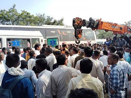மகாராஷ்டிரா:`பைக்கில் மோதாமலிருக்க முயன்று விபத்து - அரசு பஸ் கவிழ்ந்து 11 பயணிகள் பலி