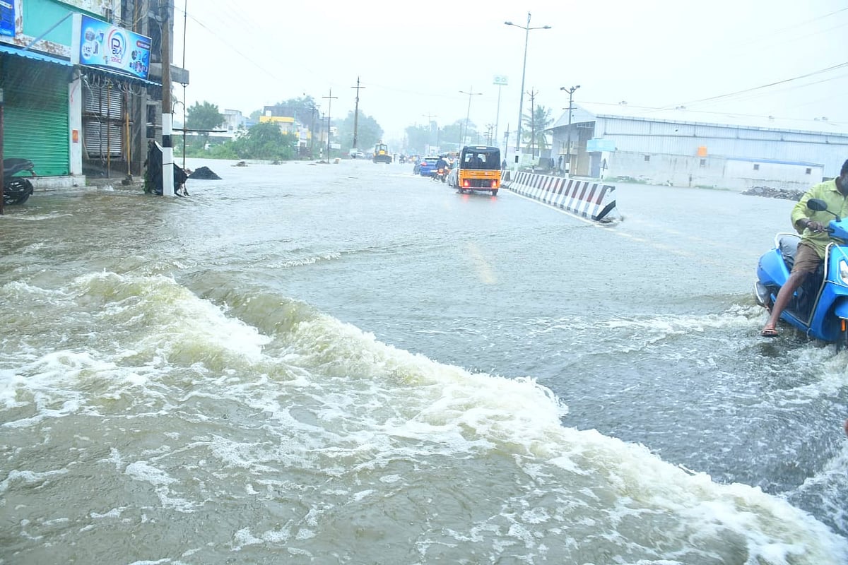 திருவண்ணாமலையை திணறடித்த `ஃபெஞ்சல்’ புயல் - குடியிருப்புகளை சூழ்ந்த மழைநீரால் மக்கள் கடும் பாதிப்பு