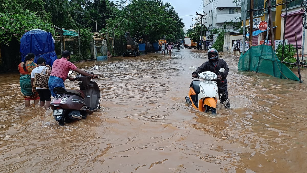 ஃபெஞ்சல் புயல்:  புதுச்சேரி கனமழை பாதிப்பு காட்சிகள்; சாலை முதல் குடியிருப்பு வரை | ஸ்பாட் விசிட்