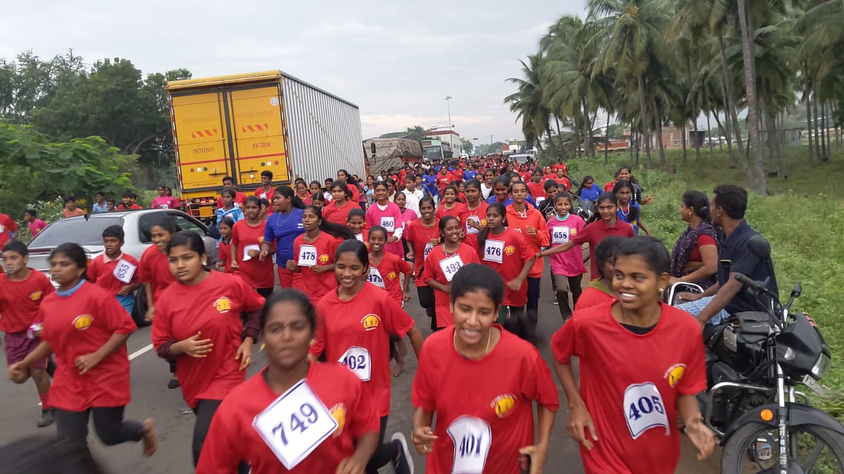 திண்டுக்கல்: நாட்டு மாடுகளைக் காக்க மாரத்தான்; விலங்கு பொம்மைகளுடன் ஓடிய அரசுப் பள்ளி மாணவர்கள்