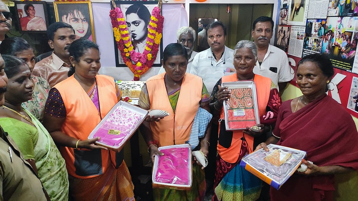 சில்க் ஸ்மிதா பிறந்த நாள்: தூய்மைப் பணியாளர்களுக்கு விருந்து; உற்சாகமாக கொண்டாடிய ஈரோடு ரசிகர்!