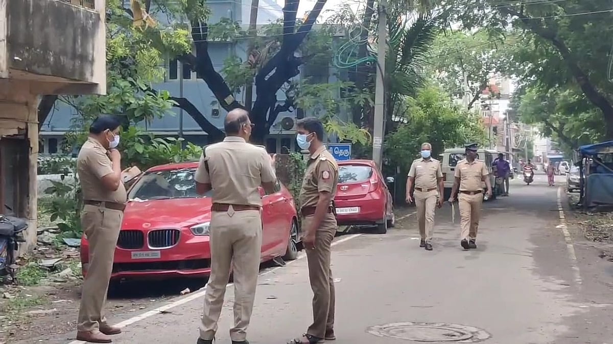 சென்னை: சொகுசு காரில் அழுகிய நிலையில் அடையாள தெரியாத சடலம்; போலீஸ் தீவிர விசாரணை