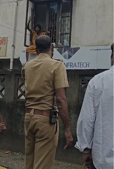 சென்னை: கைதுக்குப் பயந்து நைட்டியோடு ஜன்னலில் அமர்ந்து இளைஞர் ரகளை; வைரல் வீடியோவின் பின்னணி என்ன?