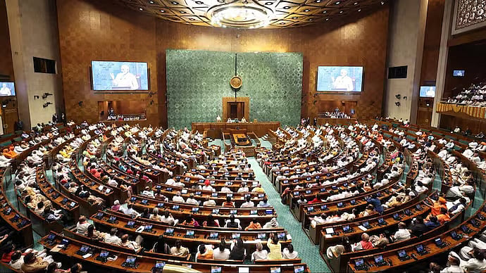 Parliament Winter Session: 4வது வரிசையில் பிரியங்கா; முன்வரிசையின் கட்கரி; புது மாற்றங்கள் என்னென்ன?