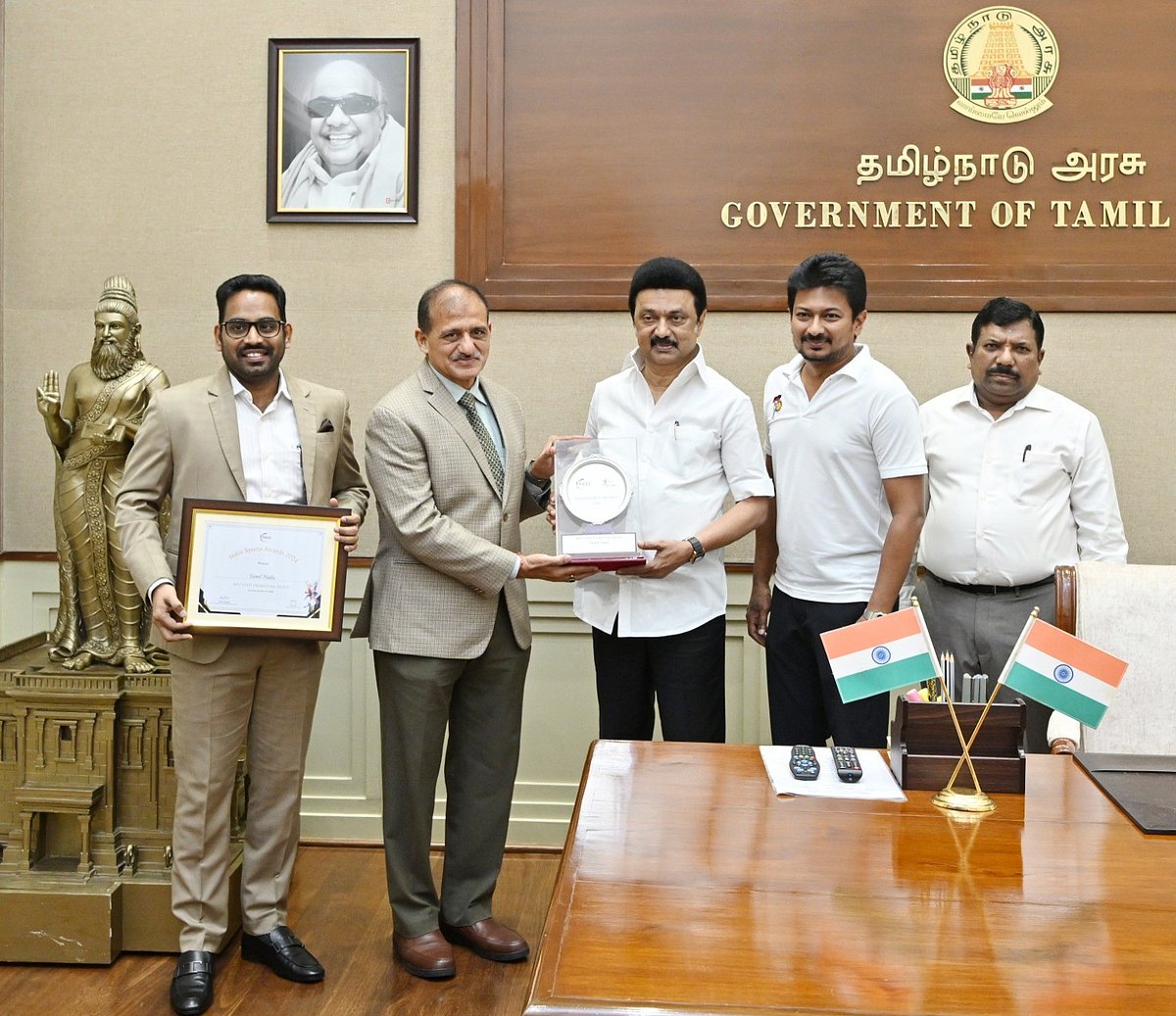 `விளையாட்டை ஊக்குவிக்கும் சிறந்த மாநிலம் தமிழ்நாடு - விருதுடன் முதல்வரிடம் வாழ்த்து பெற்ற உதயநிதி