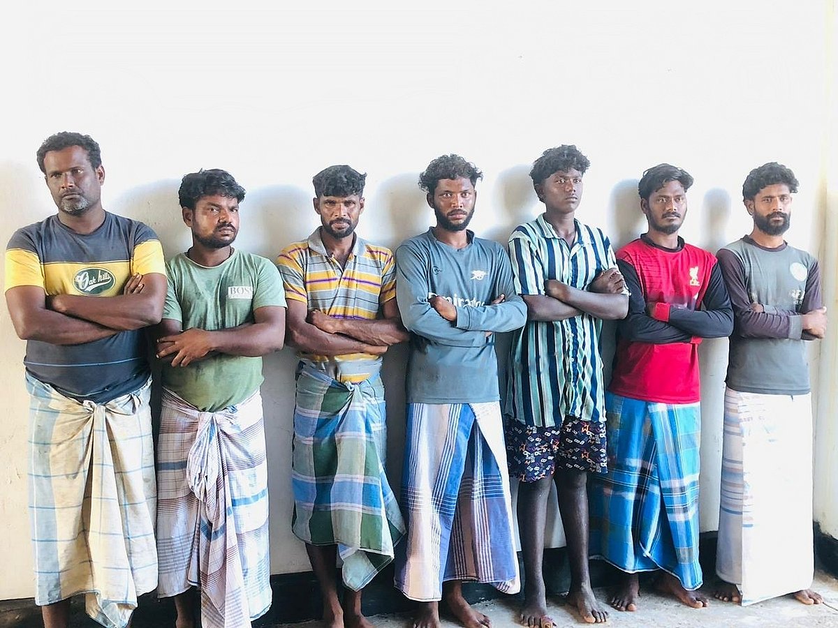 தொடரும் அத்துமீறல்... ராமேஸ்வரம் மீனவர்கள் 14 பேர் இலங்கை கடற்படையினரால் சிறை பிடிப்பு!