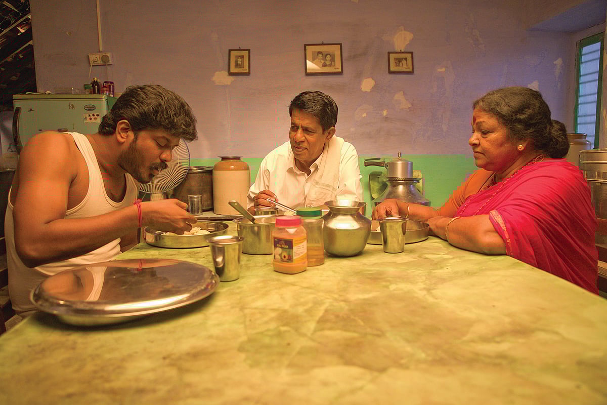 குடும்பஸ்தன்-விமர்சனம்:-அட்டகாசம்-மணிகண்டன்;-இந்த-குடும்பஸ்தன்-அலப்பறைகள்-சிக்ஸர்-அடிக்கிறதா?