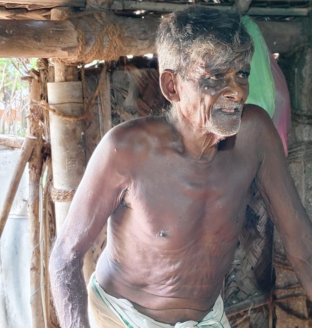 தார்ப்பாய் மூடிய வீடு; ஓதம் ஏறிய தரை-மாற்றுத்திறனாளி மகன்களை பராமரித்து வரும் முதியவரின் துயரக் கதை