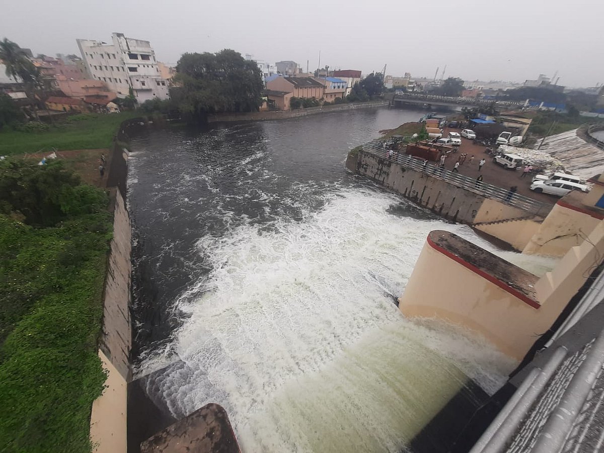 தொடர் கனமழை... திறக்கப்பட்ட புழல் ஏரி.. ஸ்பாட் விசிட் | Photo Album