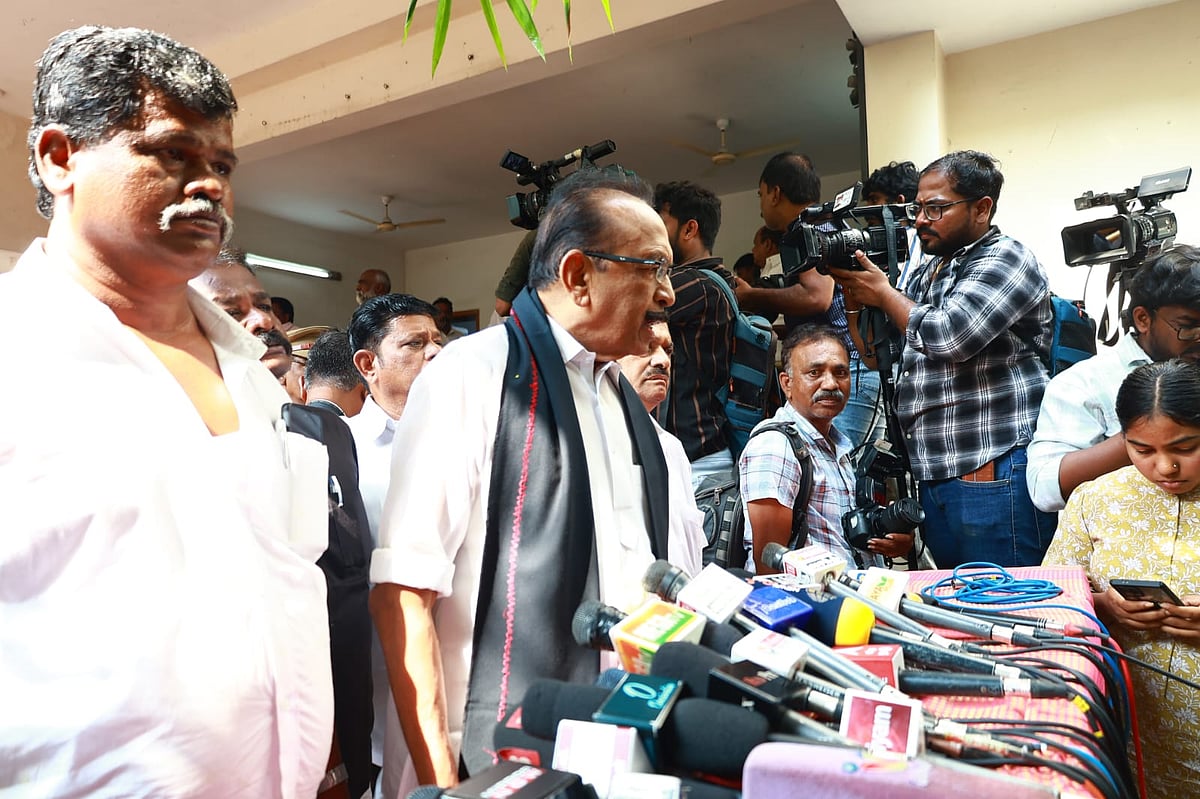 EVKS Elangovan: ``எதற்கும் பயப்படமாட்டார்; ஒருமுறை அவரது வீட்டில் தாக்குதல்... - வைகோ பேச்சு