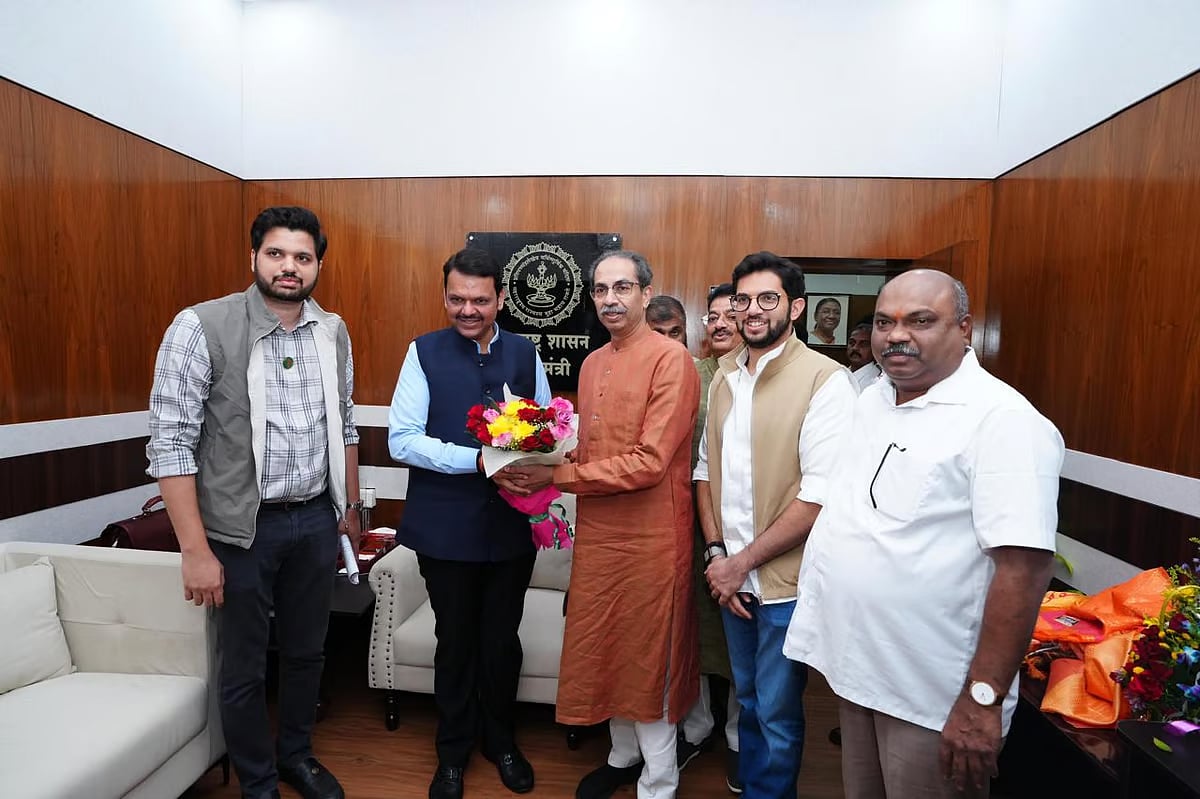 நாங்கள் எதிரிகள் அல்ல -  மகனுடன் சென்று  பட்னாவிஸை சந்தித்து பேசிய உத்தவ் தாக்கரே