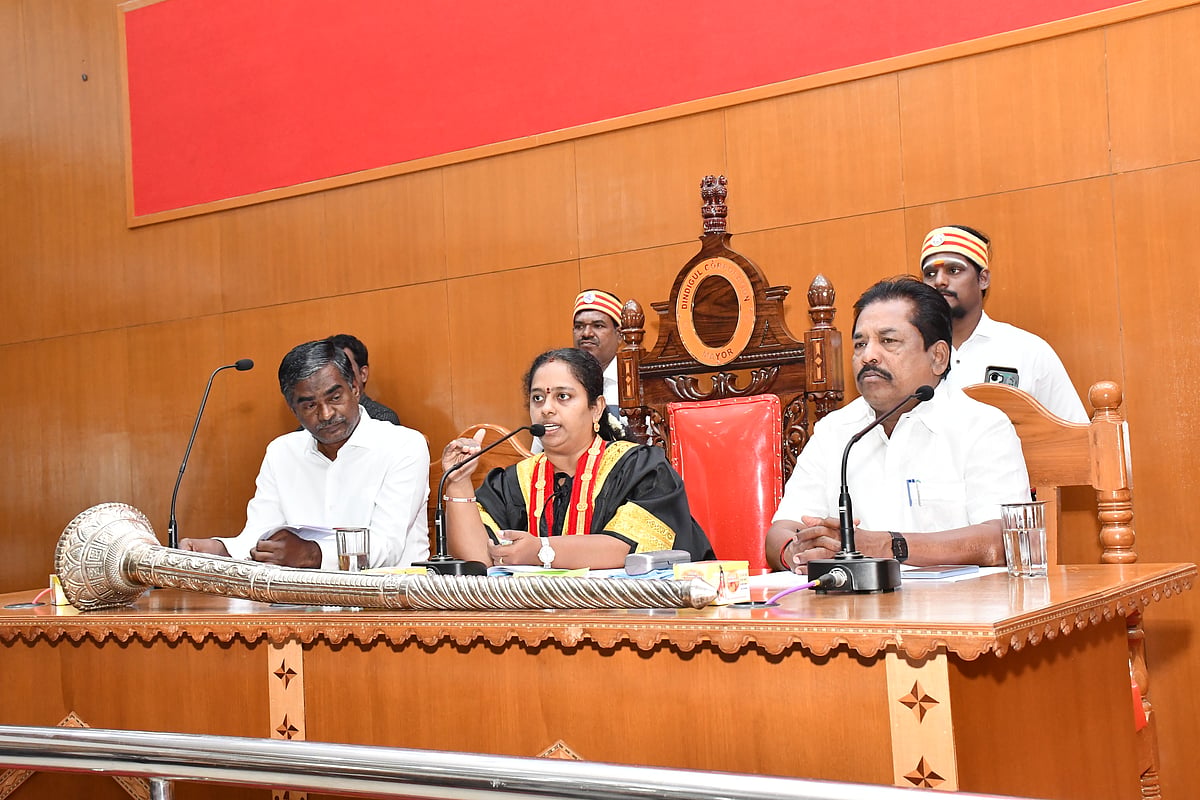 திண்டுக்கல்: `மாநகராட்சி கூட்டரங்கிற்கு கருணாநிதி பெயரா? - கொதிக்கும் அதிமுக சீனிவாசன்!