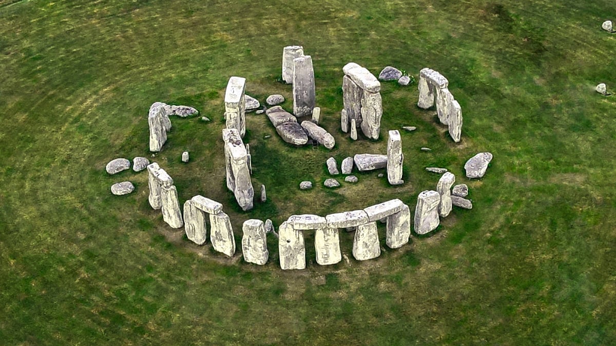 Stonehenge: இங்கிலாந்தில் பிரமாண்ட கல் சின்னம் உருவாக்கப்பட்டது ஏன்? - புதிய ஆய்வு கூறுவதென்ன?