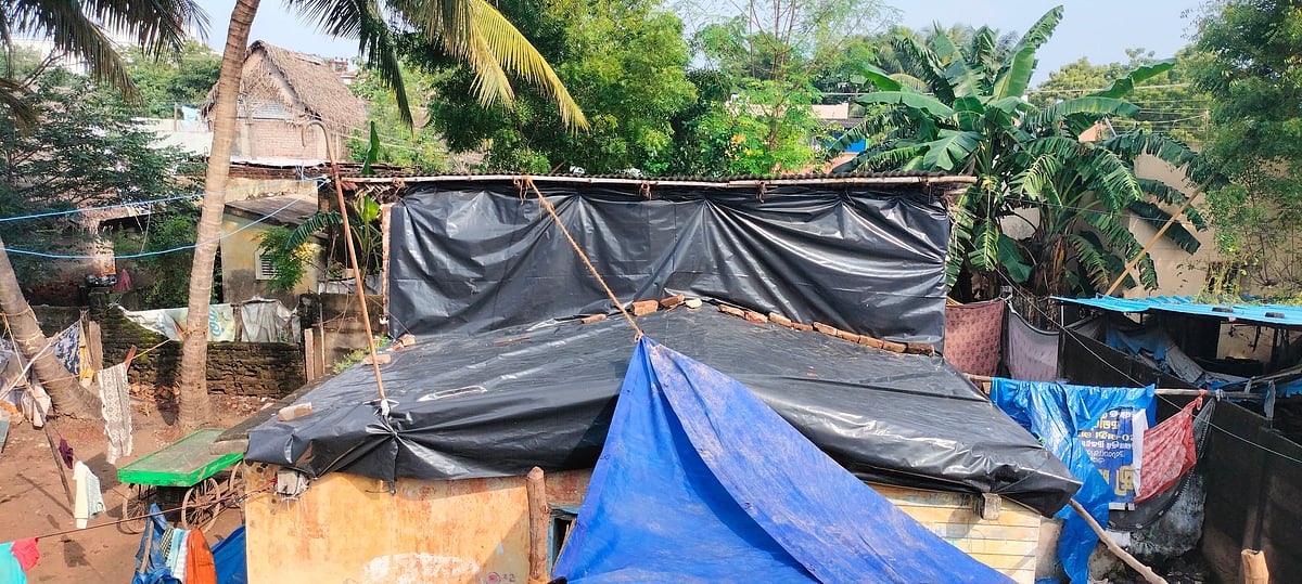 திருவாரூர்: `கலைஞர் ஐயா கொடுத்த வீடு; எப்ப இடிஞ்சு விழும்னு தெரியல... - அழகிரி நகர் மக்கள் அச்சம்!
