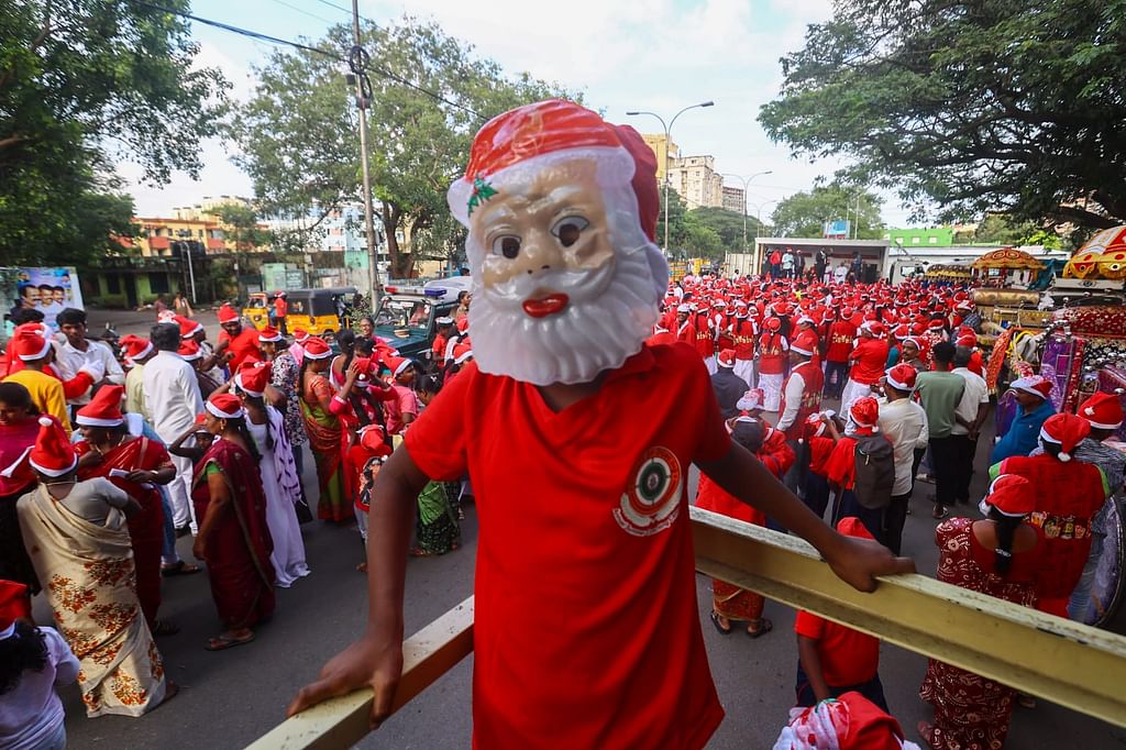 Christmas:-கிறிஸ்துமஸ்-தாத்தா-இல்ல...-கிறிஸ்துமஸ்-பெண்கள்...---கலர்ஃபுல்-கொண்டாட்டம்-|-Photo-Album