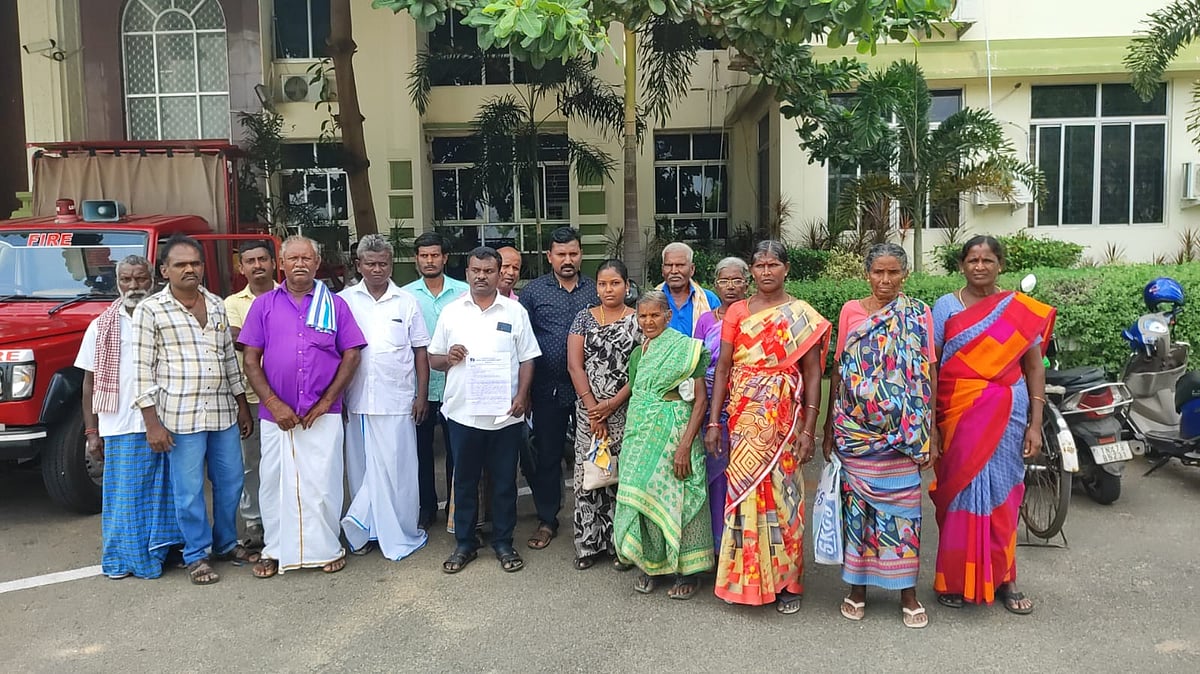 கரூர்: ``இருக்கும்போது மட்டுமல்ல, இறந்த பிறகும் சீரழியுறோம்!” - சுடுகாடு கேட்டு போராடும் மக்கள்