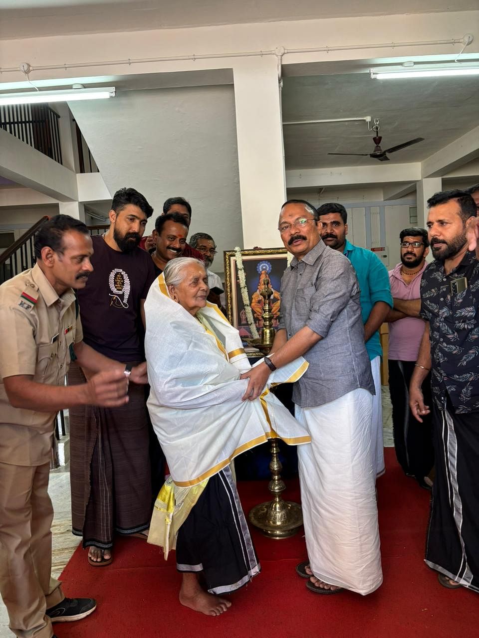 Sabarimala:-கற்பூரஆழி,-தங்க-அங்கி,-101-வயது-மூதாட்டி-வழிபாடு...-நெகிழவைக்கும்-தரிசனம்-|-Photo-Album