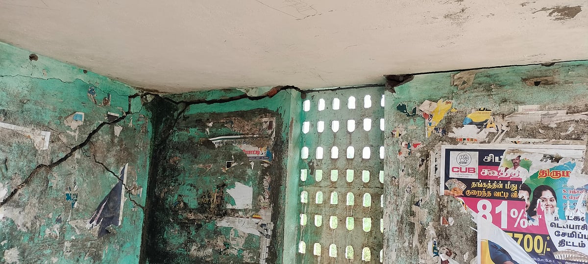 திருவாரூர்: இடிந்து விழும் நிலையில் பேருந்து நிறுத்தம்; அச்சத்தில் பயணிகள்; அலட்சியம் வேண்டாமே அரசே!