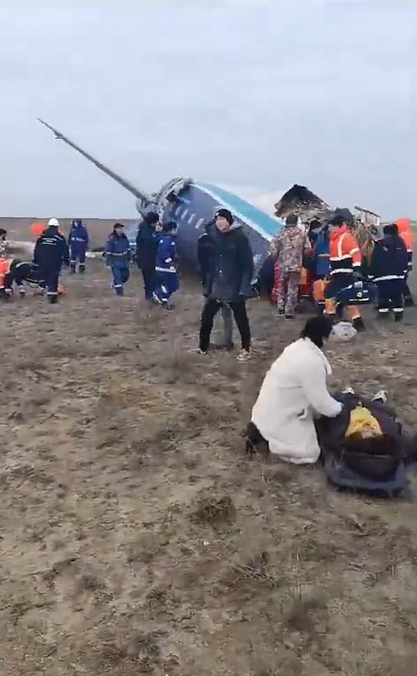 Plane crash : அவசரமாகத் தரையிறங்குகையில் வெடித்துச் சிதறிய விமானம்... 42 பேர் பலி | அதிர்ச்சி வீடியோ