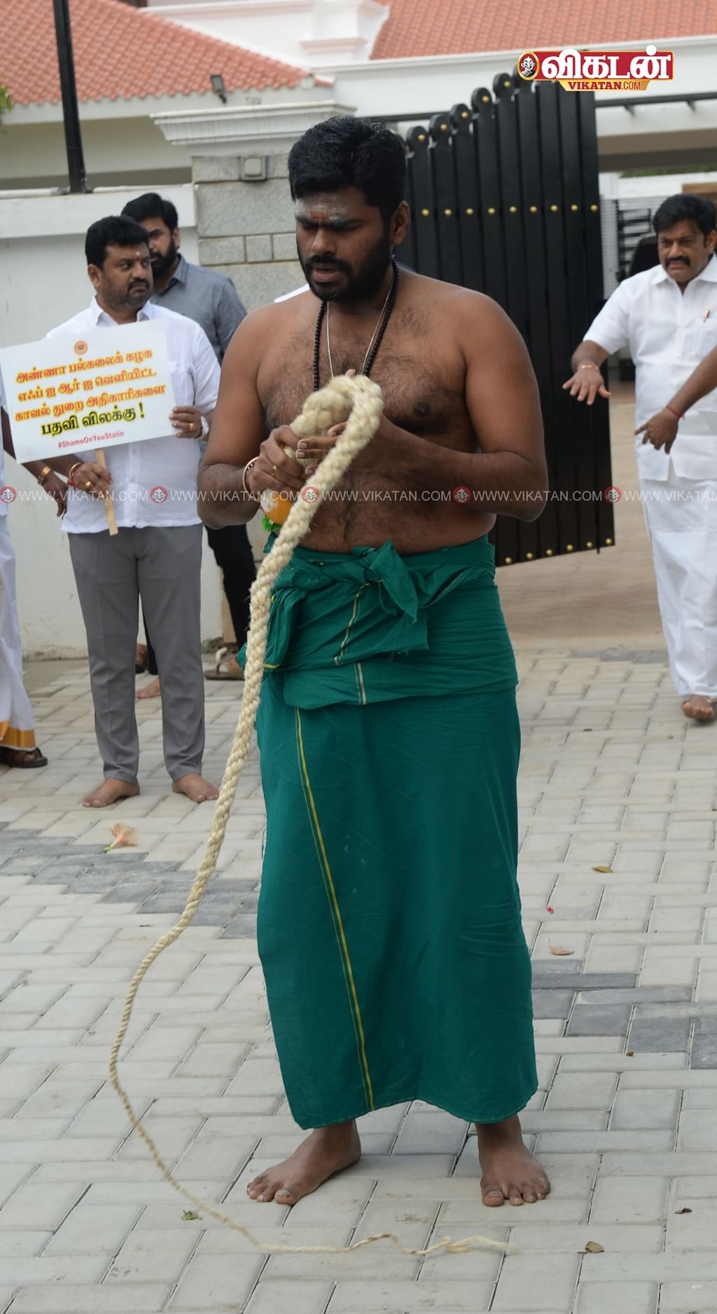 மாறிய-சாட்டை,-வேடிக்கை-பார்த்த-நிர்வாகிகள்...-அண்ணாமலை-சாட்டையடி-நிகழ்வு..-நடந்தது-என்ன?