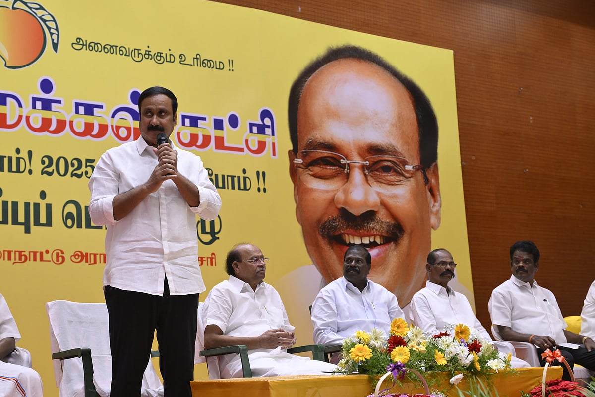 பாமக: `நான் சொல்வதுதான் முடிவு’ சீறிய ராமதாஸ் ; மைக்கை வீசிய அன்புமணி - கருத்து மோதலின் பின்னணி?