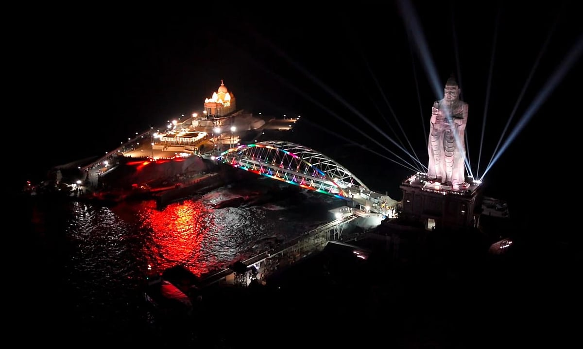 குமரி:லேசர் ஷோ ஒளியில் மின்னிய திருவள்ளுவர் சிலை, கண்ணாடி இழைப் பாலம் | Photo Album