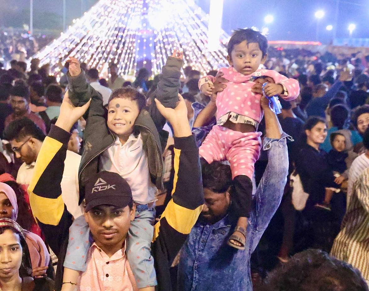 New Year Celebration 2025: மெரினாவில் புத்தாண்டு கொண்டாட்டம்!!! - | Photo Album