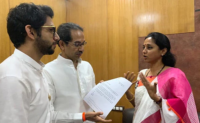 புது உறவு தொடக்கம்? - மகாராஷ்டிரா முதல்வர் பட்னாவிஸை புகழ்ந்து தள்ளும் சரத் பவார் மகள், உத்தவ் கட்சி