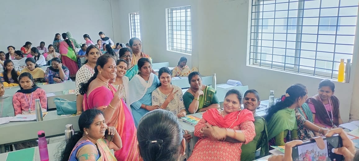 ``கல்லூரியில் படிக்க வேண்டும் என்ற ஆசை நிறைவேறியது -ஒருநாள் மாணவி நிகழ்ச்சியில் பெண்கள் நெகிழ்ச்சி