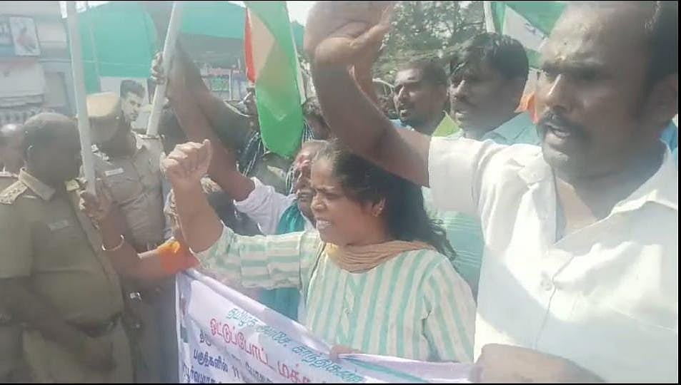 திருச்சி: மாநகராட்சியோடு சேர்க்க கூடாது&rsquo; - சாலை மறியல் போராட்டத்தில் குதித்த மக்கள்