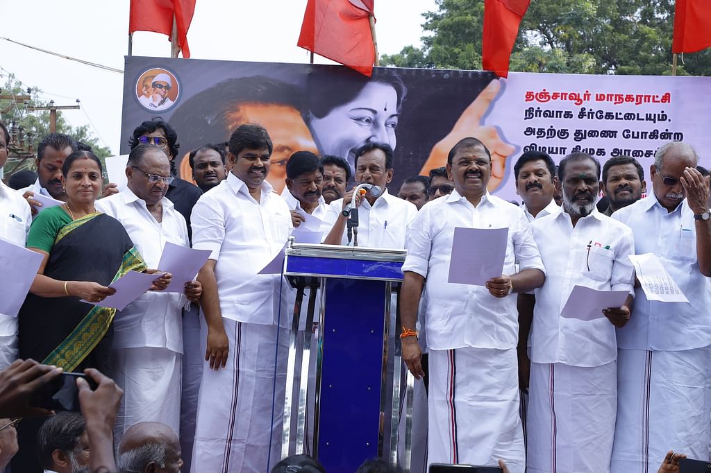 திமுக மேயரை கண்டித்து நடைபெற்ற ஆர்ப்பாட்டத்தில் அதிமுக முன்னாள் அமைச்சர் செம்மலை