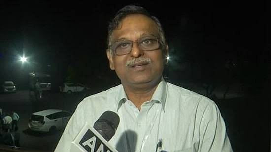 ISRO Chairman: குடும்பக் கஷ்டம்; அரசுப்பள்ளியில் தமிழ்வழிப் படிப்பு - நெகிழும் இஸ்ரோ தலைவர் நாராயணன்