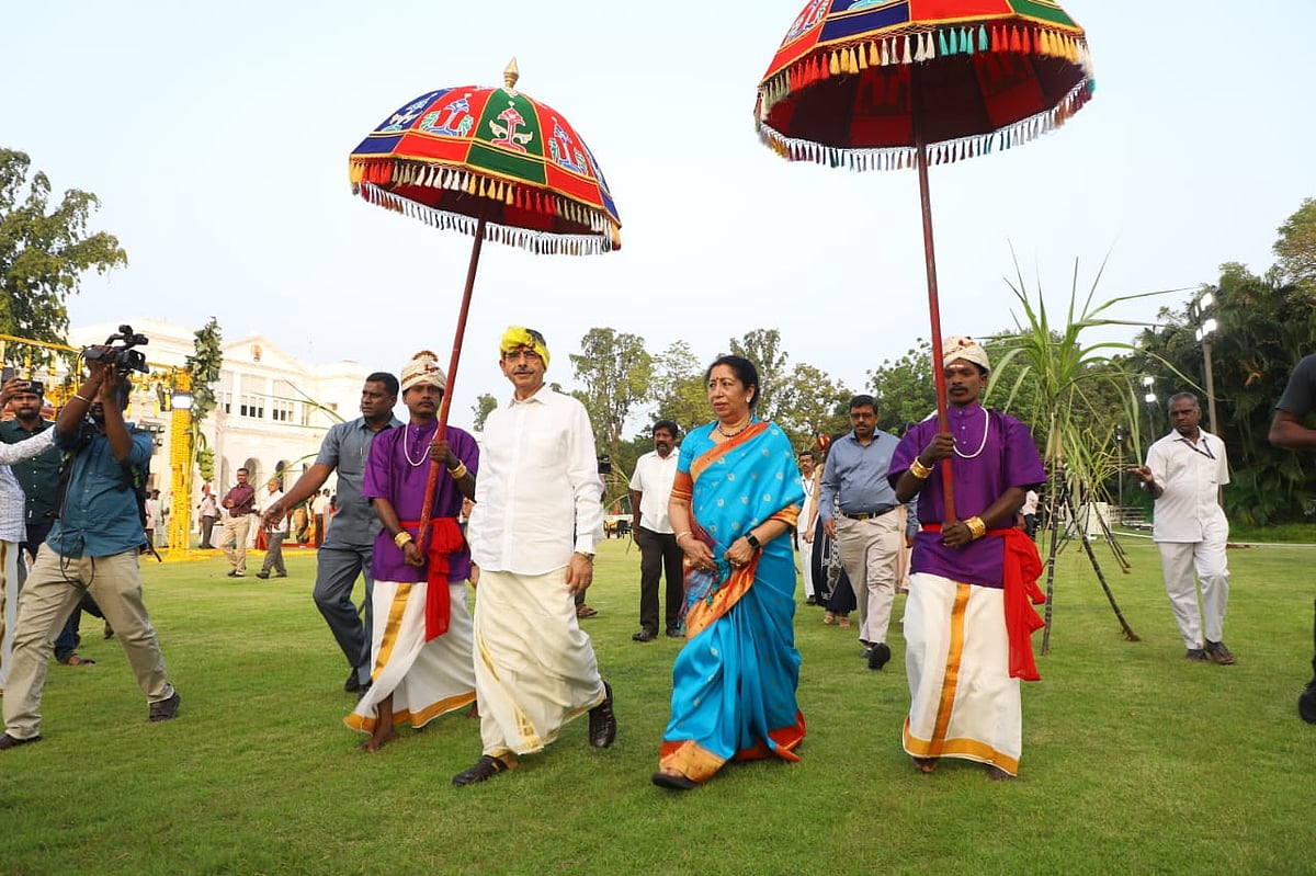 ஆளுநர் மாளிகையில் களைகட்டிய பொங்கல் கொண்டாட்டம்; குடும்பத்துடன் கொண்டாடிய ஆர்.என்.ரவி | Photo Album
