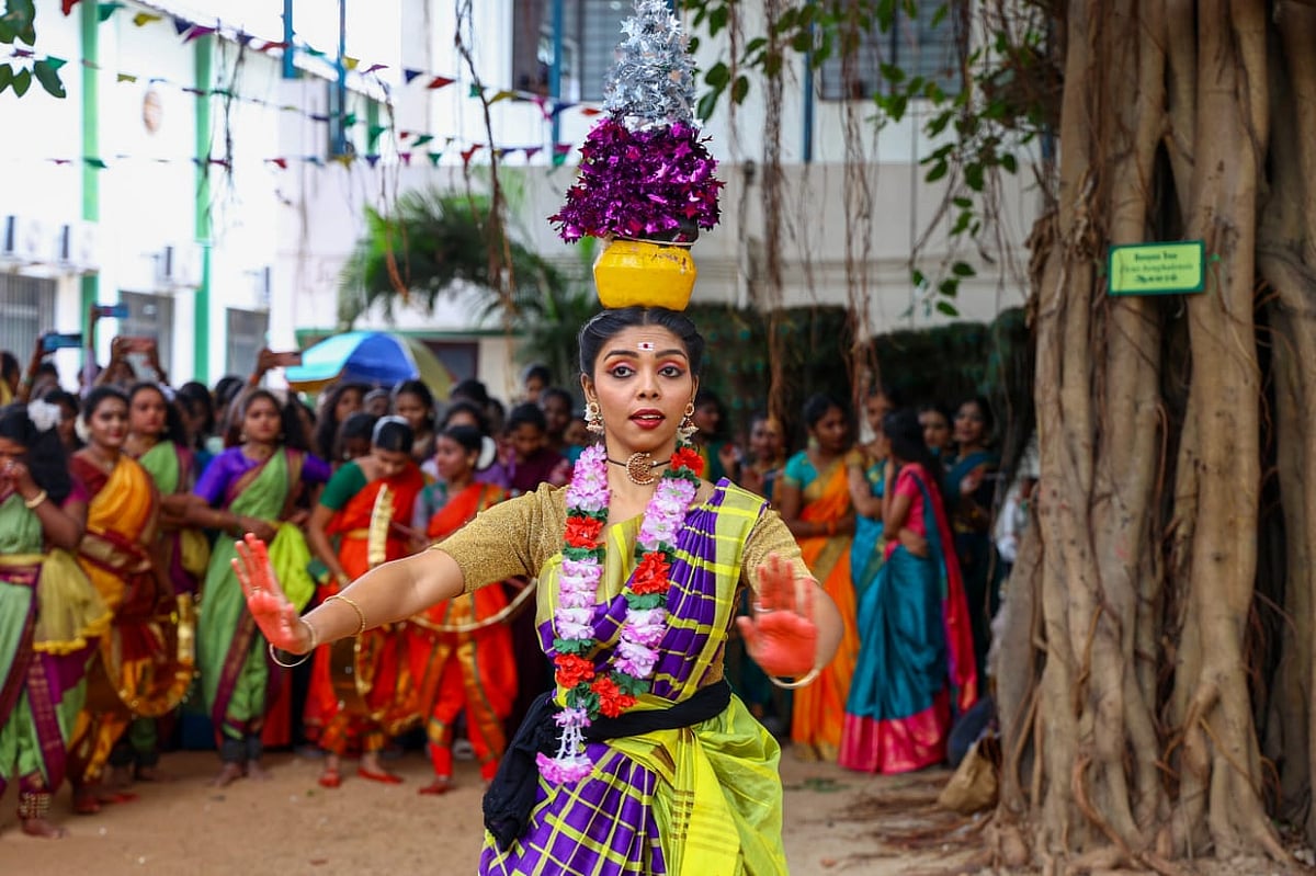 Pongal:  ஆட்டம், பாட்டம், கரும்பு, கொண்டாட்டம்.... இது சென்னை கல்லூரி பொங்கல்