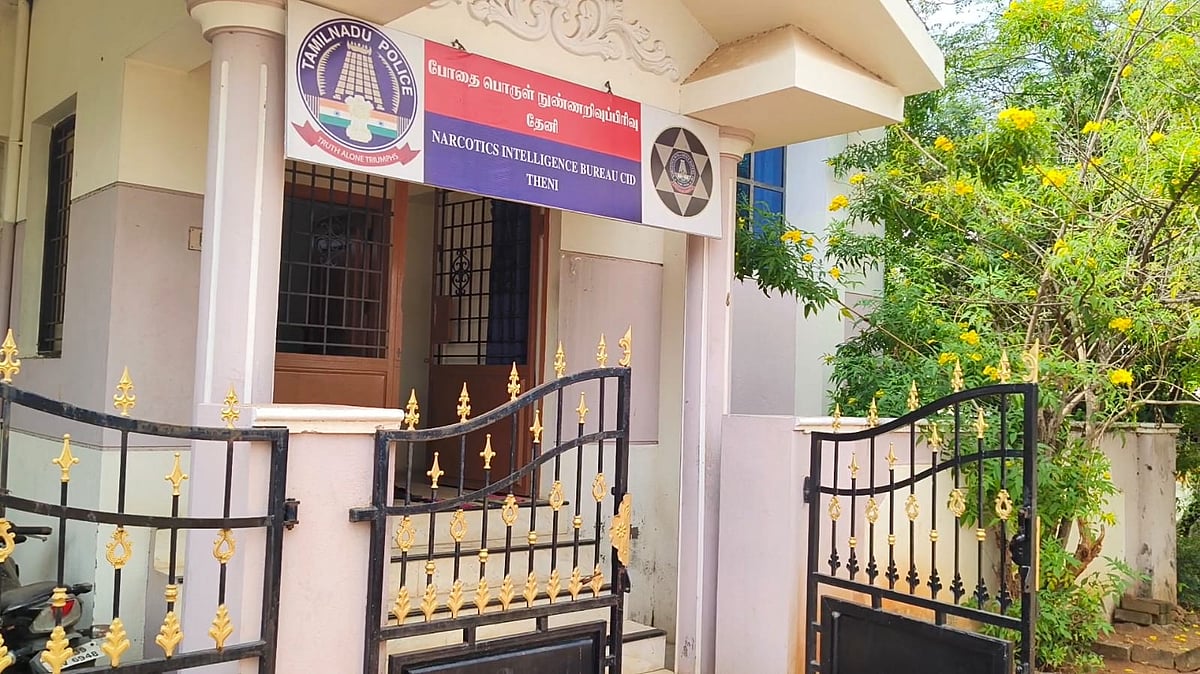 தேனி: காவல் நிலையத்தில் கொள்ளை முயற்சி... பரபரத்த போலீஸ்; இருவர் கைது! - நடந்தது என்ன?