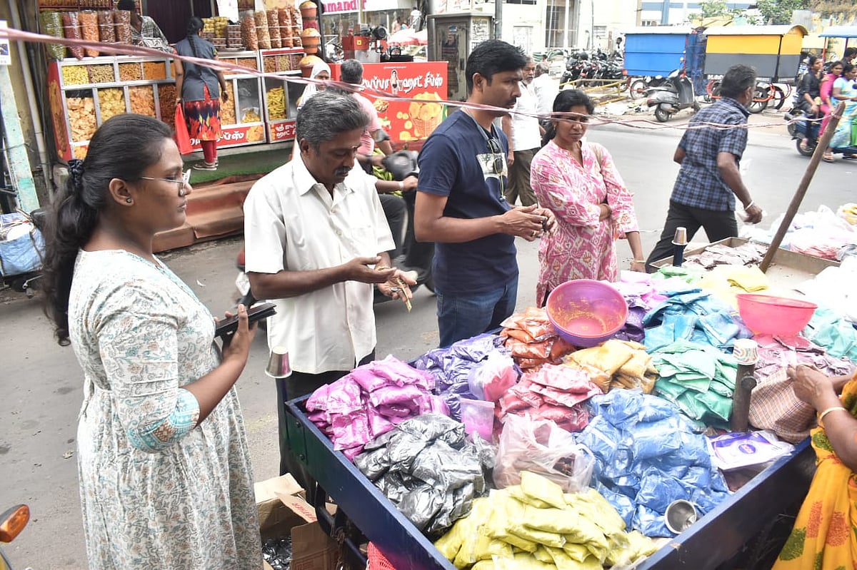 வண்ணவண்ண பானைகள்; கொத்துக்கொத்தாய் மஞ்சள், கரும்பு... ஈரோட்டில் களைகட்டிய பொங்கல் விற்பனை! - Album