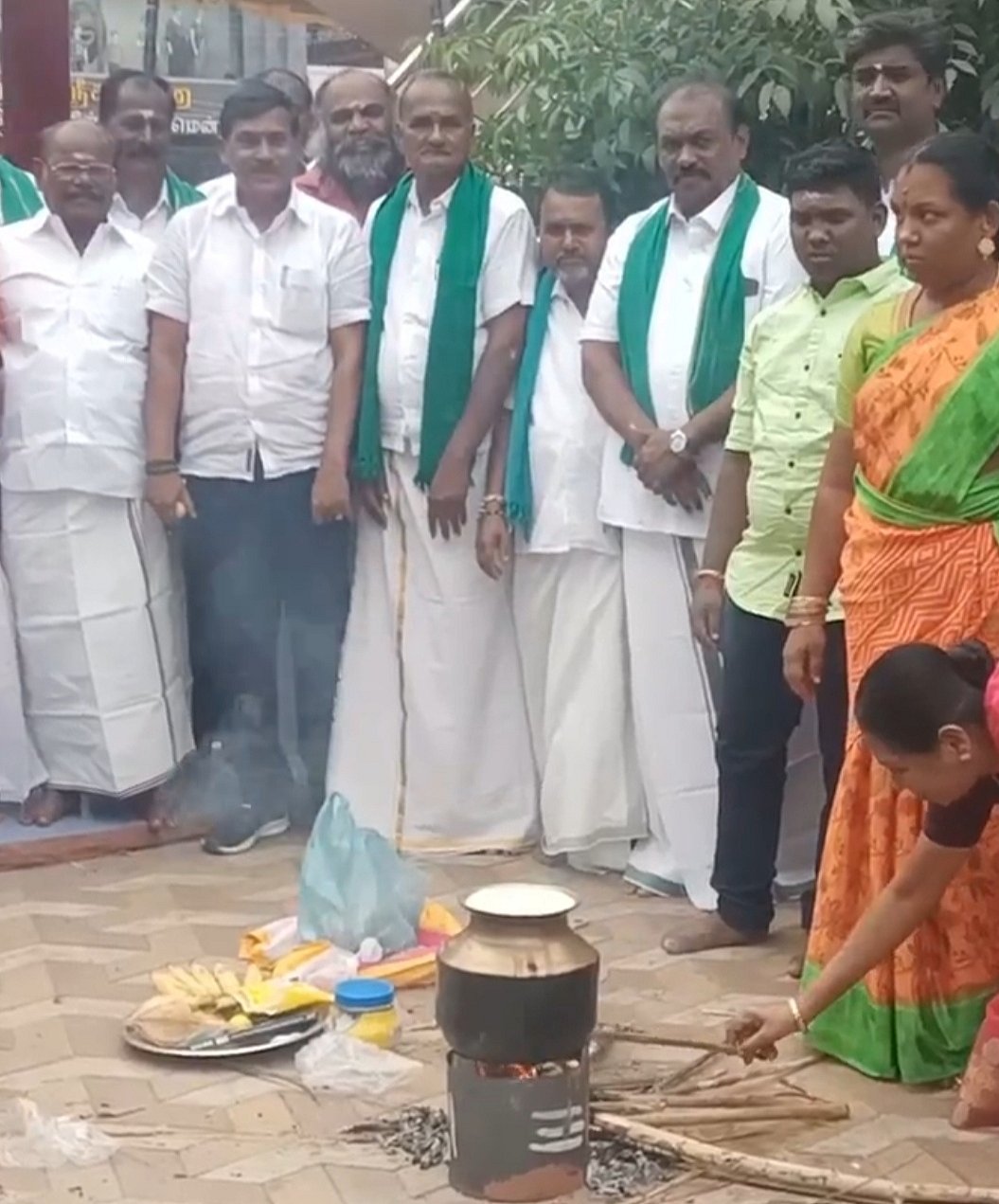 முல்லைப் பெரியாறு அணையை கட்டிய பென்னிகுக் பிறந்தநாள்... பொங்கலிட்டு வழிபட்ட மக்கள்..!