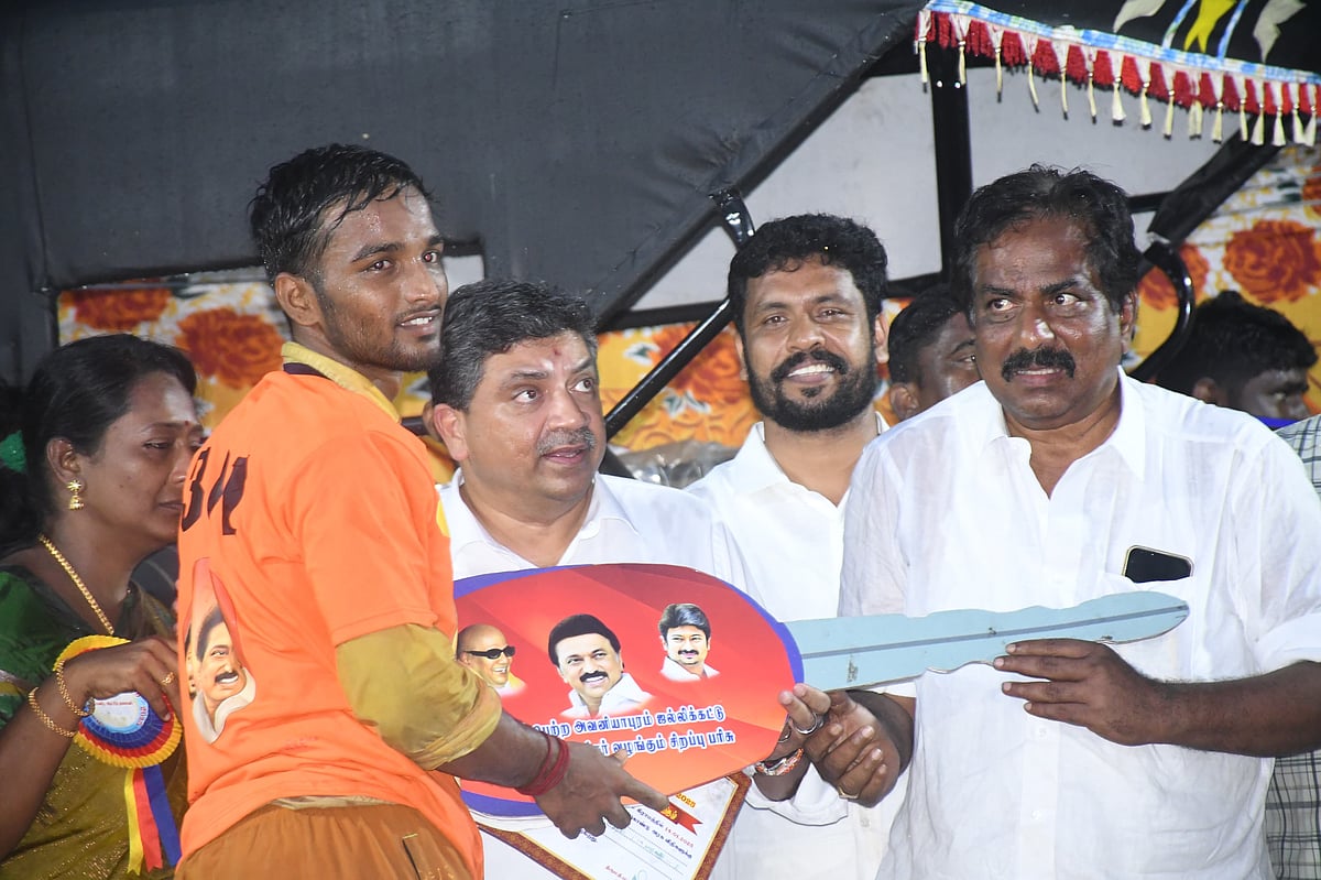 அவனியாபுரம் ஜல்லிக்கட்டு சுவாரசியங்கள்... டிராக்டர், கார், பைக் பரிசுகளை வென்ற இளைஞர்கள்..!