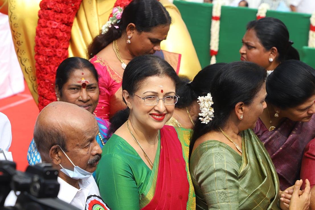 எம்.ஜி.ஆர் பிறந்தநாள்: கேக் வெட்டி கொண்டாடிய தொண்டர்கள்; களைகட்டிய அதிமுக அலுவலகம் | Photo Album