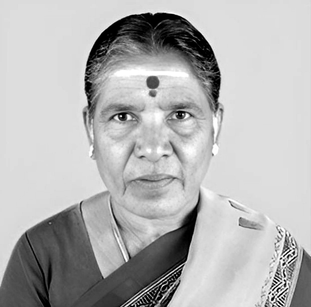 கடலூர்: ஓய்வு பெற்ற ஆசிரியையின் கண்கள் தானம்; 4 பேருக்கு பார்வை கிடைத்தது!