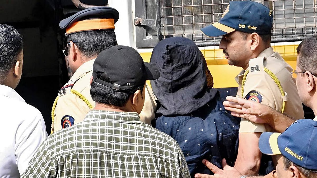 Saif Ali Khan stabbing case:
இரவு புதரில் 5 மணிநேரத் தேடல்; 2 மணிக்குக் குற்றவாளியைப் பிடித்த போலீஸ்