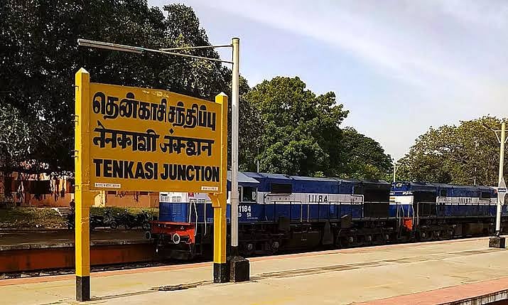வீட்டிற்குள் அத்துமீறி நுழைந்து கழிவறையில் பதுங்கிய எஸ்ஐ - பணியிடை நீக்கம் செய்து காவல்துறை உத்தரவு!