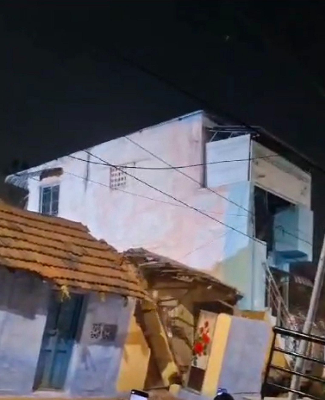 கோவை: ஓடைக்குள் இடிந்து விழுந்த வீடு - கண் இமைக்கும் நேரத்தில் திக்... திக்..!