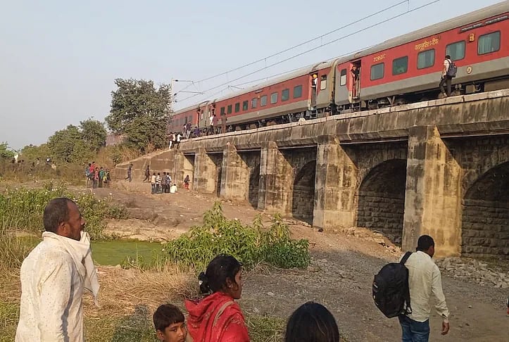 Maharashtra Train Accident: தீவிபத்து வதந்தியால் வெளியே குதித்த பயணிகள்; ரயில் மோதி 11 பேர் பலியா?