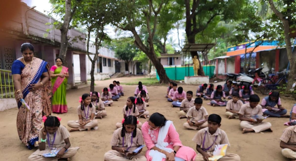 திருவாரூர்: ``புத்தகமே என்னை உயர்த்தியது.. -மாணவர்களுடன் தரையில் அமர்ந்து படித்த ஆட்சியர்!