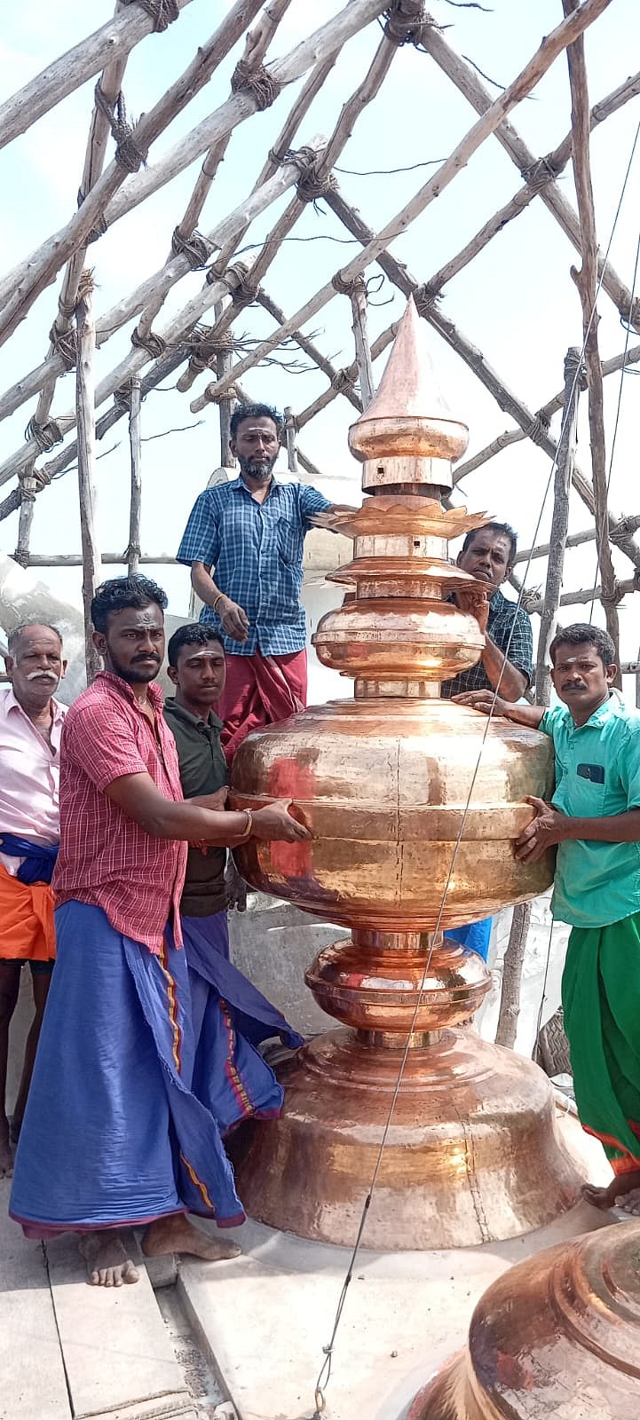 திருச்செந்தூர் கோயில் கும்பாபிஷேகப் பணிகள்; பழமை மாறாமல் பொருத்தப்பட்ட 9 கலசங்கள்!
