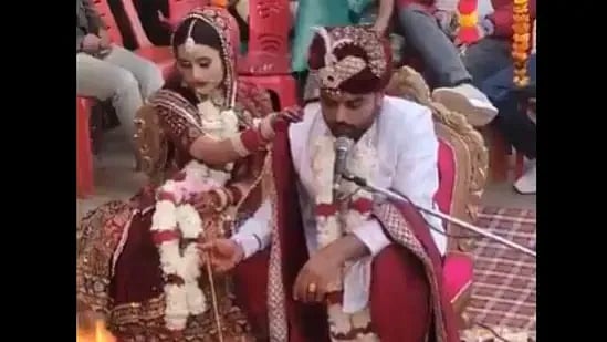 `நானே மாப்பிள்ளை; நானே புரோகிதர்... - தன் திருமணத்தில் தானே திருமணச் சடங்குகள் செய்த இளைஞர்!
