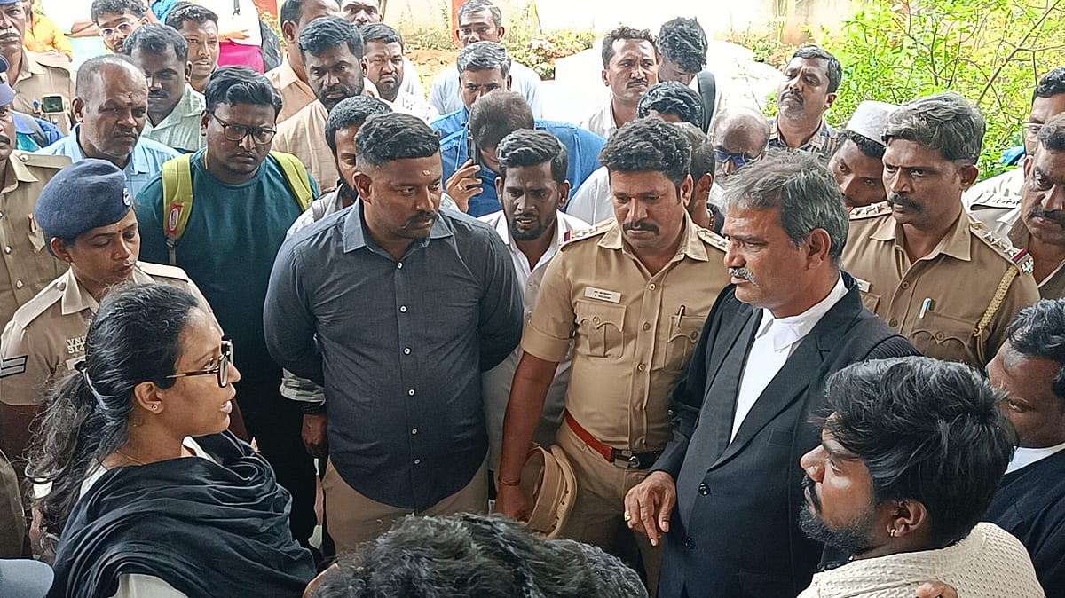 பிரியாணிக் கடைக்கு உரிமம் வழங்குவதாகப் பணமோசடி; நீதிமன்ற வாசலில் பாதிக்கப்பட்ட 249 பேர் போராட்டம்