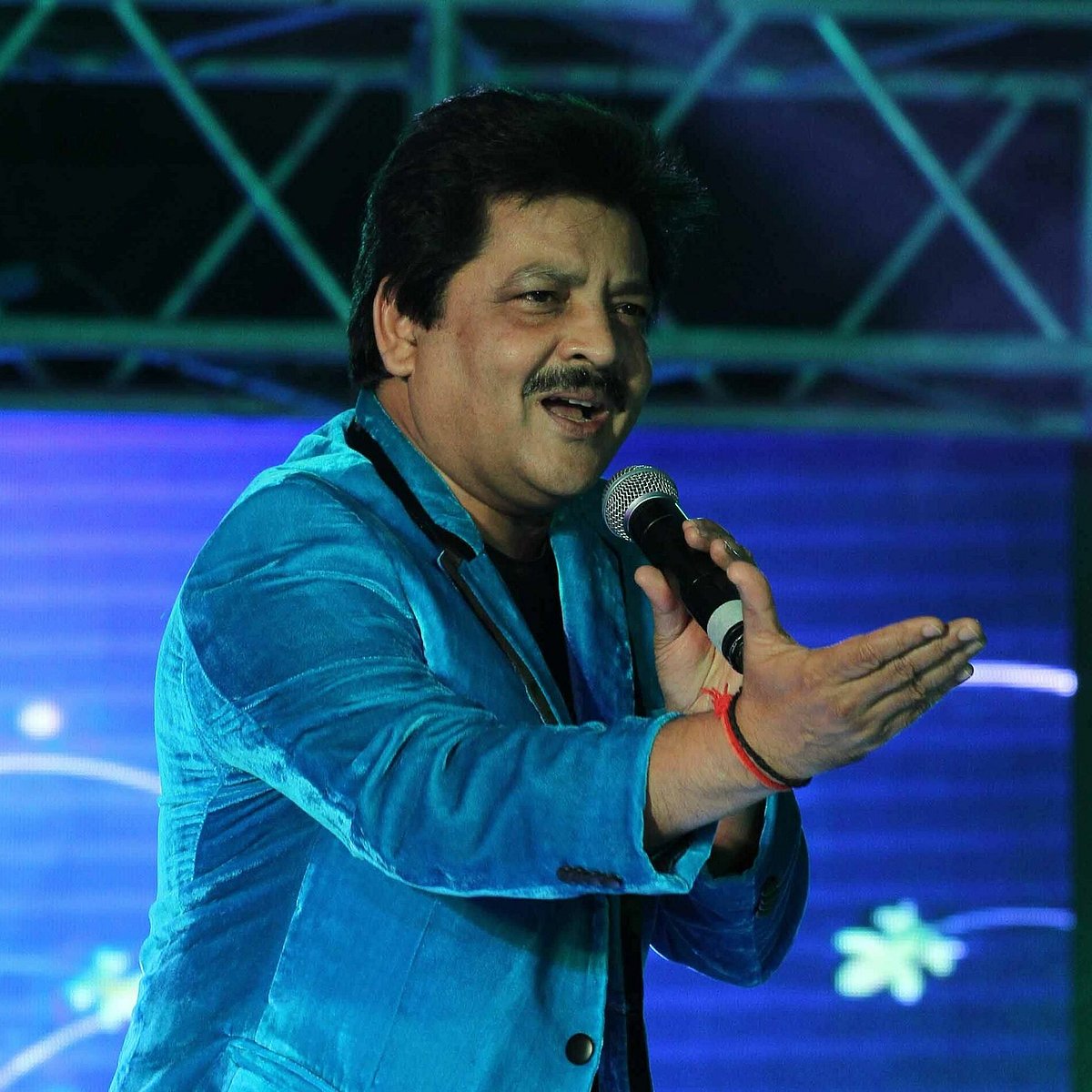 Udit Narayanan: `அது அசிங்கமான ஒன்று அல்ல! - சர்ச்சைக்கு உதித் நாராயணன் சொல்லும் பதில் என்ன?
